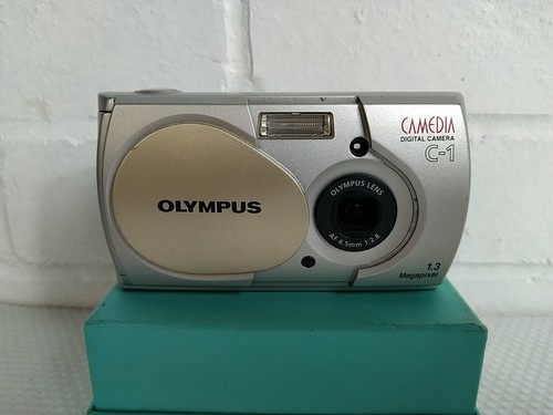 Olympus C-1 Digital Camera 1.3 MP - Picture 9 of 10
