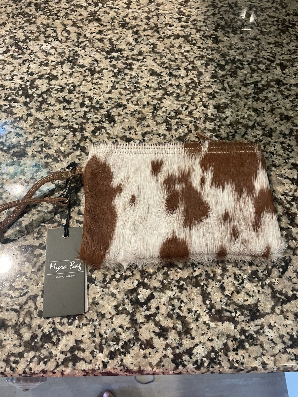 Borsa Myra nuova con etichette in pelle e peli di pony marrone e bianca stampa mucca