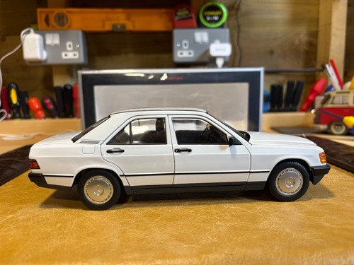 MERCEDES-BENZ 190 E in white 1982 - NOREV 1:18 - Afbeelding 4 van 21