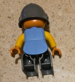 LEGO DUPLO - LIGHT GREY YELLOW KNIGHT WITH EAGLE - 10577 - VINTAGE USED