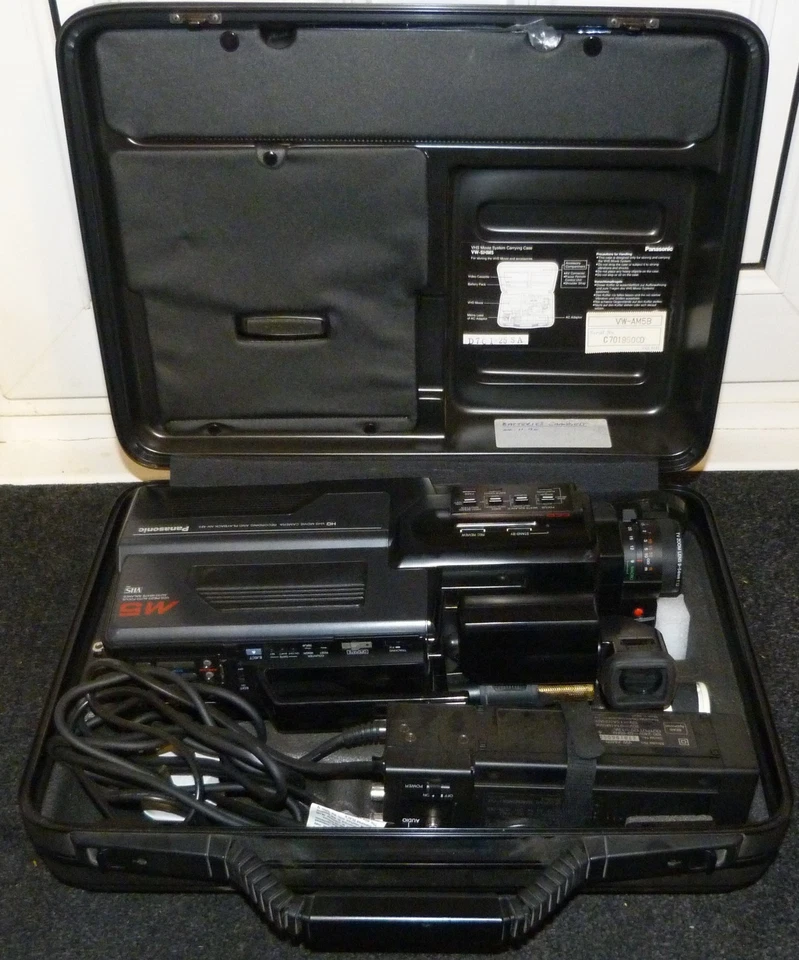Panasonic -M5 VHS Movie Video Camera / Camcorder in case 1980s retro - Image 4 of 4