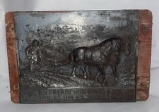 Scena della fattoria tedesca salvata e citazione targa metallica montata su legno per restauro