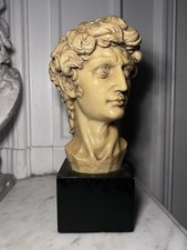 Buste du David de Michel-Ange sur son socle en bois noir