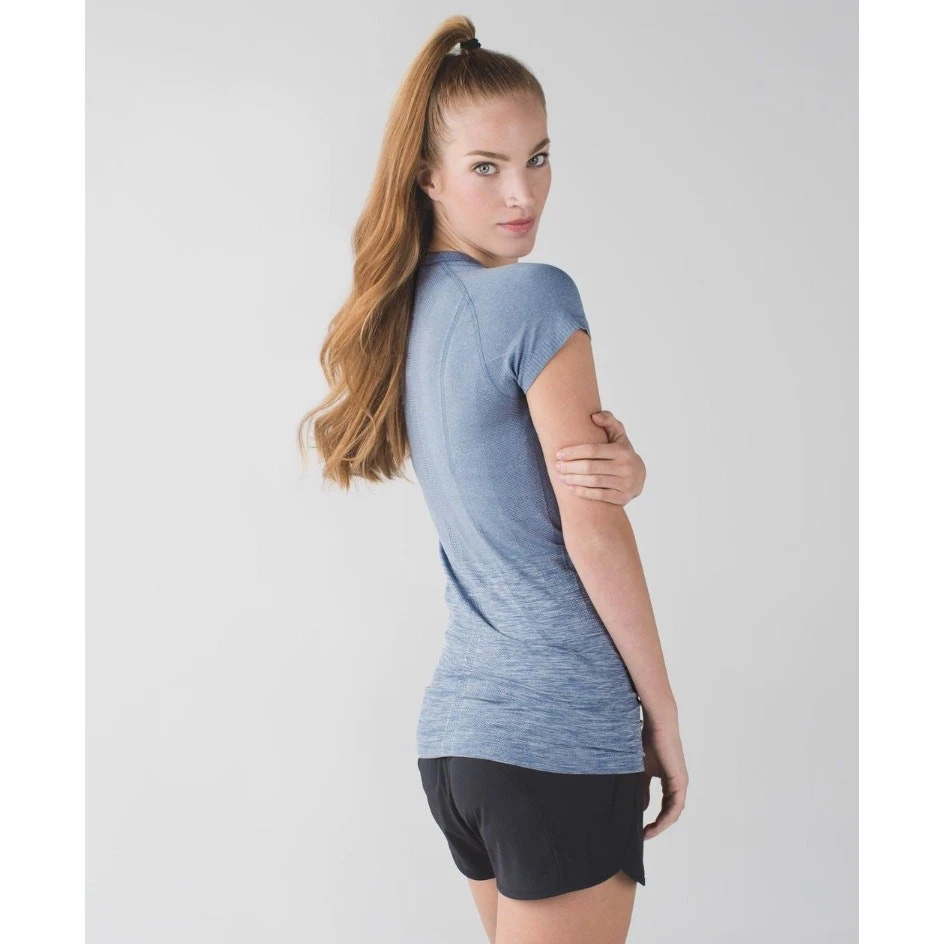 (4) Denim azul jaspeado manga corta Lululemon Swiftly Tech $68 Foto 3 de 4