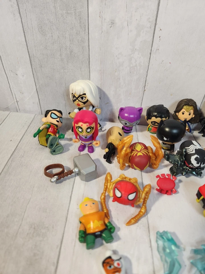  Lote de pequeñas figuras de acción juguetes Stocking Stuffer Funko Pops, Tsum Tsums, DC, Foto 2 de 4