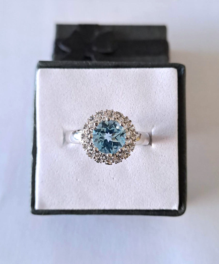 Bague topaze sky blue halo : l'éclat de l'or blanc sans ternissement