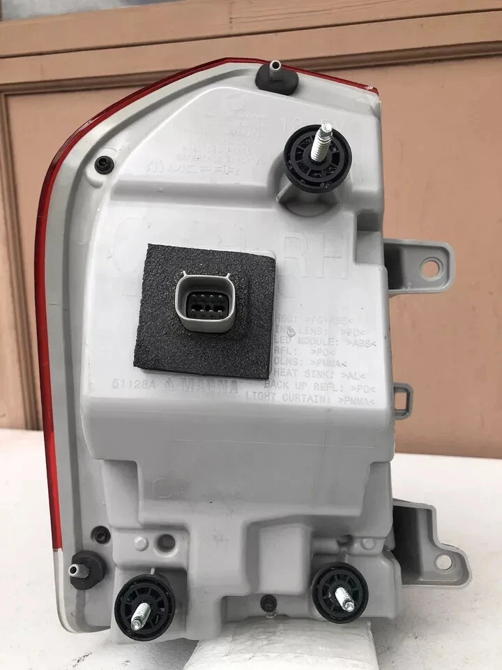 CHRYSLER 300 2015-2023 LUZ TRASERA LED, LADO DERECHO DEL PASAJERO 68400290AA Foto 2 de 4