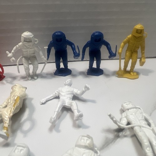 17 Vintage scuba diver plastic toy figures (few Broken feet or Base) - Picture 5 of 10