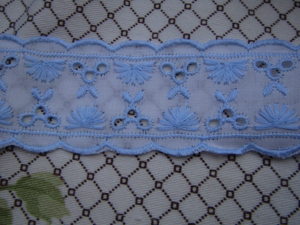 420 cm de galon  broderie anglaise bleu ciel ancien  largueur 3,4 cm - Photo 2/4