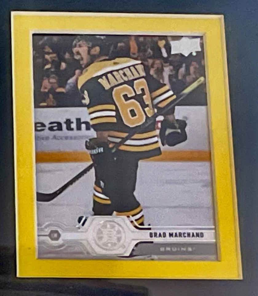 🥅🏒FOTO DE LA NHL BRAD MARCHAND 8x10, alfombrilla 11x14, parche bruins y tarjeta Foto 4 de 4