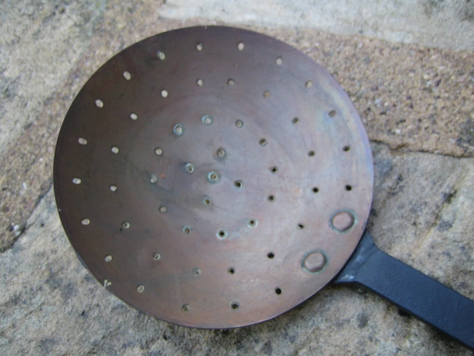 Ecumoire ancienne en cuivre et fer forge - Photo 4/4