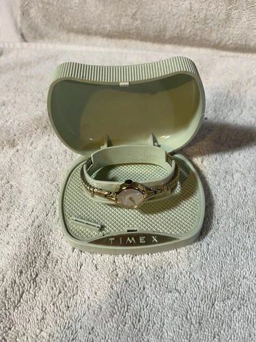 VTG 1970s Timex Women's Watch Wind Up With Rare Light Green Presentation Box