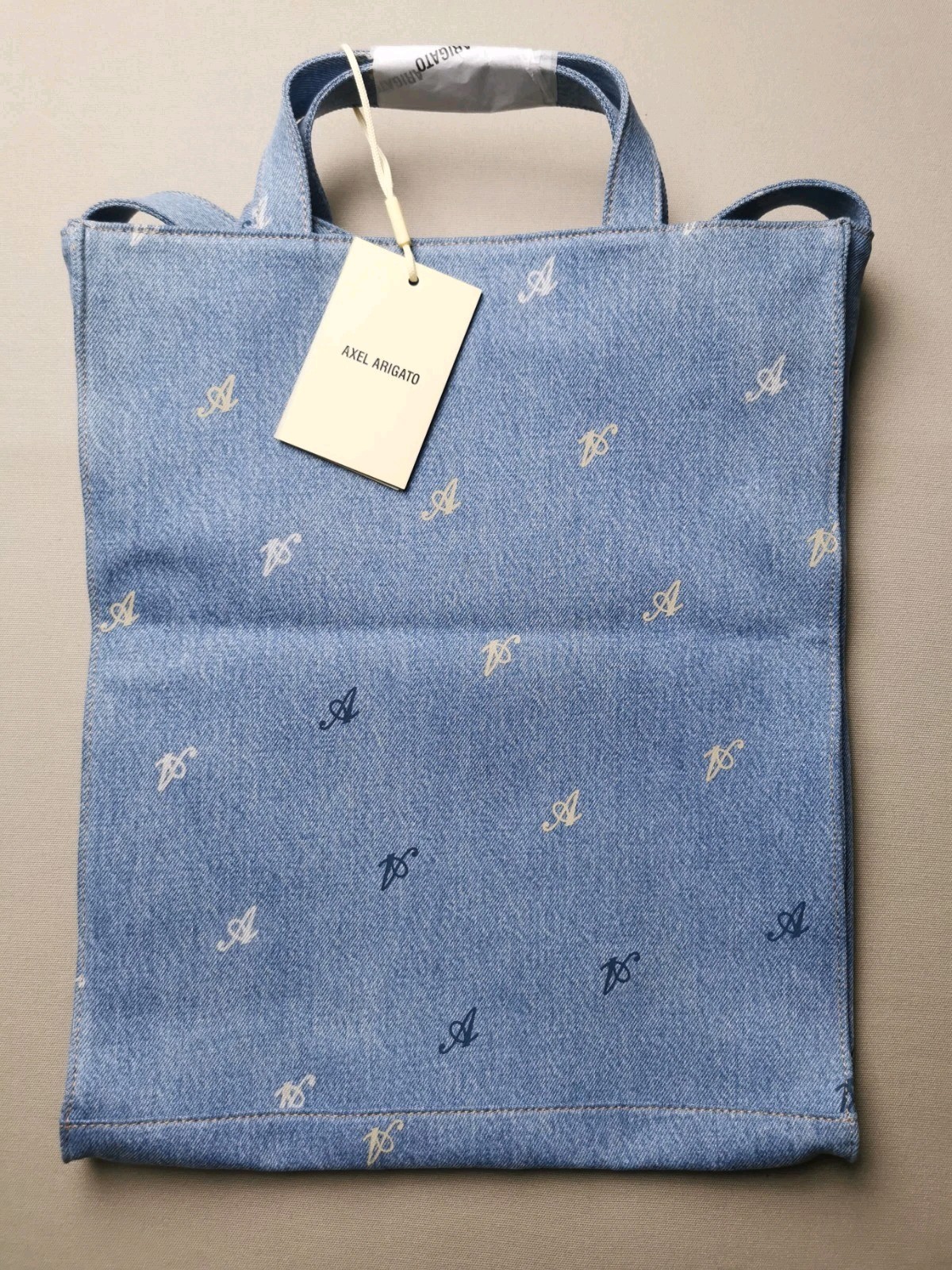 Bolso Denim AXEL ARIGATO Unisex Signature (NUEVO CON ETIQUETAS) Azul Claro Asas Correa Bolsillos