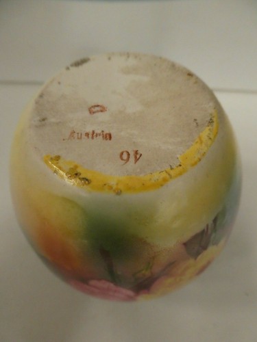 AUSTRIAN PORCELAIN POTTERY DECORATIVE MANTLE POSY VASE - Picture 5 of 7