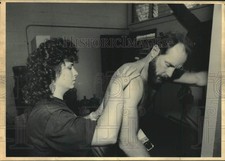 1990 Press Photo Trainer Trish Seidl works on Toby Harrah of Palm Beach Tropics