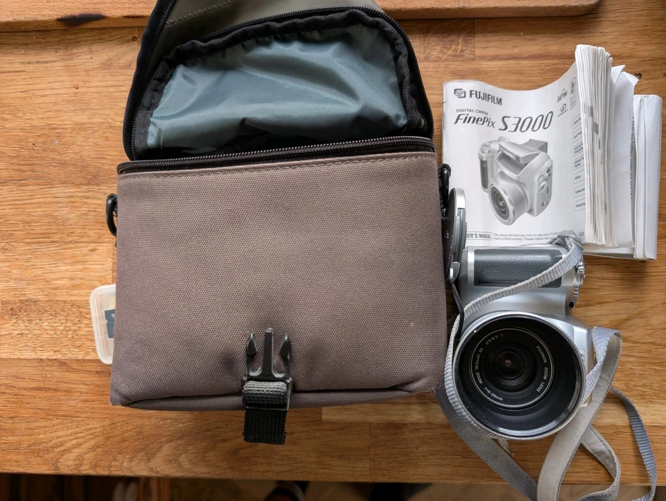 Fujifilm FinePix S3000, photo 2 of 3