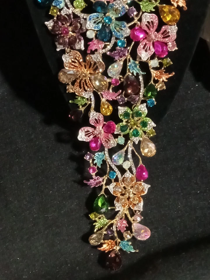 Collar Natasha Colorido Cristal Floral Babero Distintivo Tono Dorado Foto 2 de 4