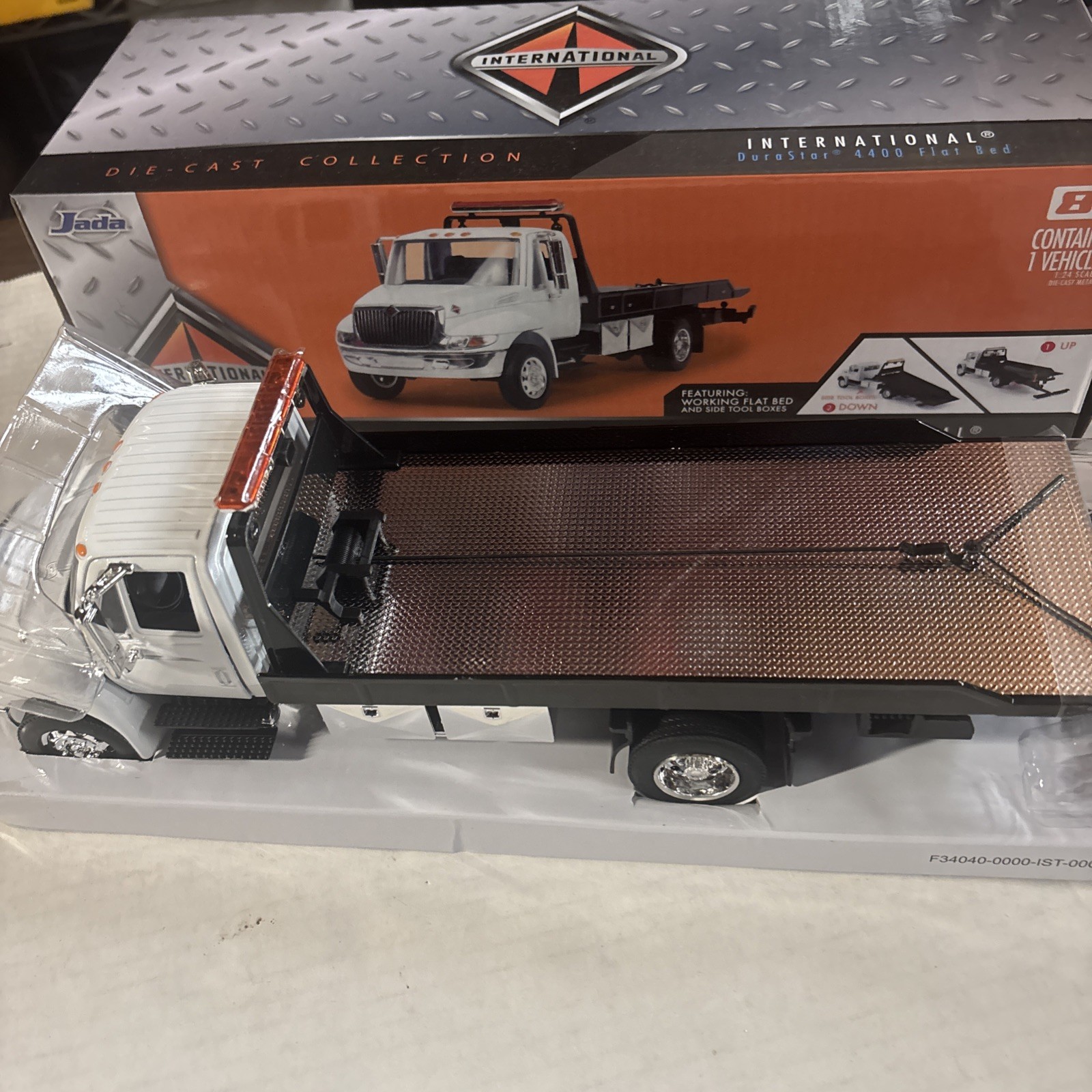 JADA International Durastar 4400 FLAT BED TOW TRUCK WHITE Scale 1/24 Open Box