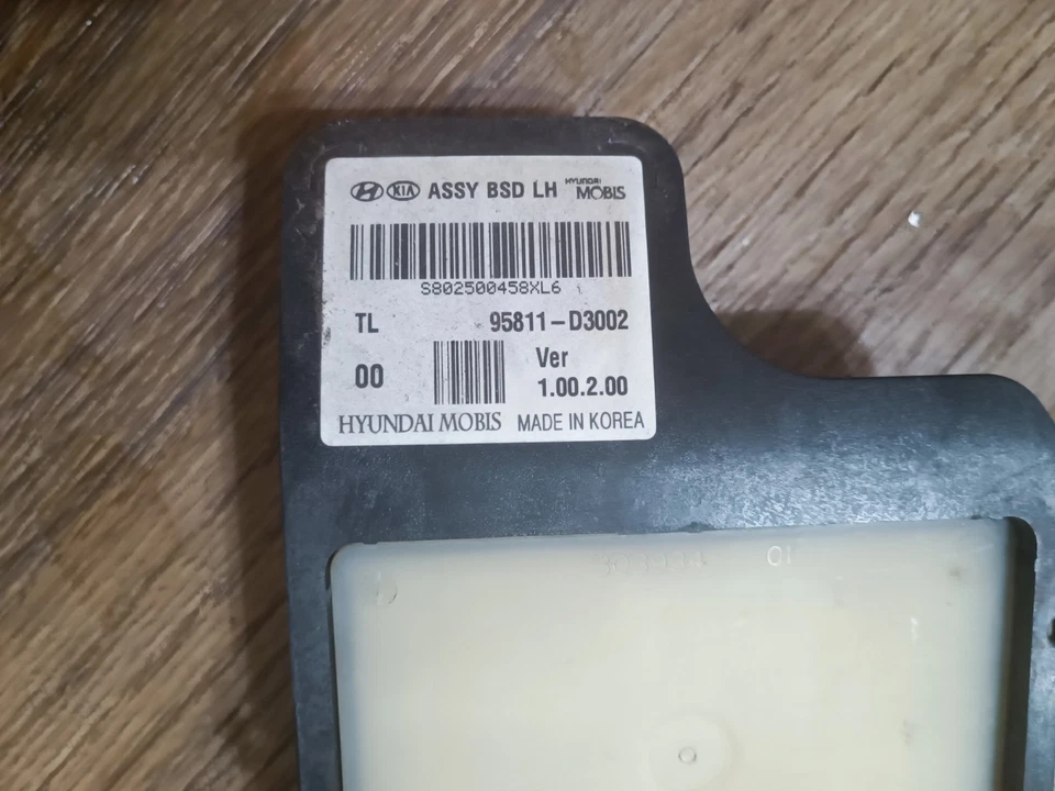Sensor radar punto ciego trasero izquierdo Hyundai Tucson LH 2015-2018 95811-D3002 Foto 3 de 4