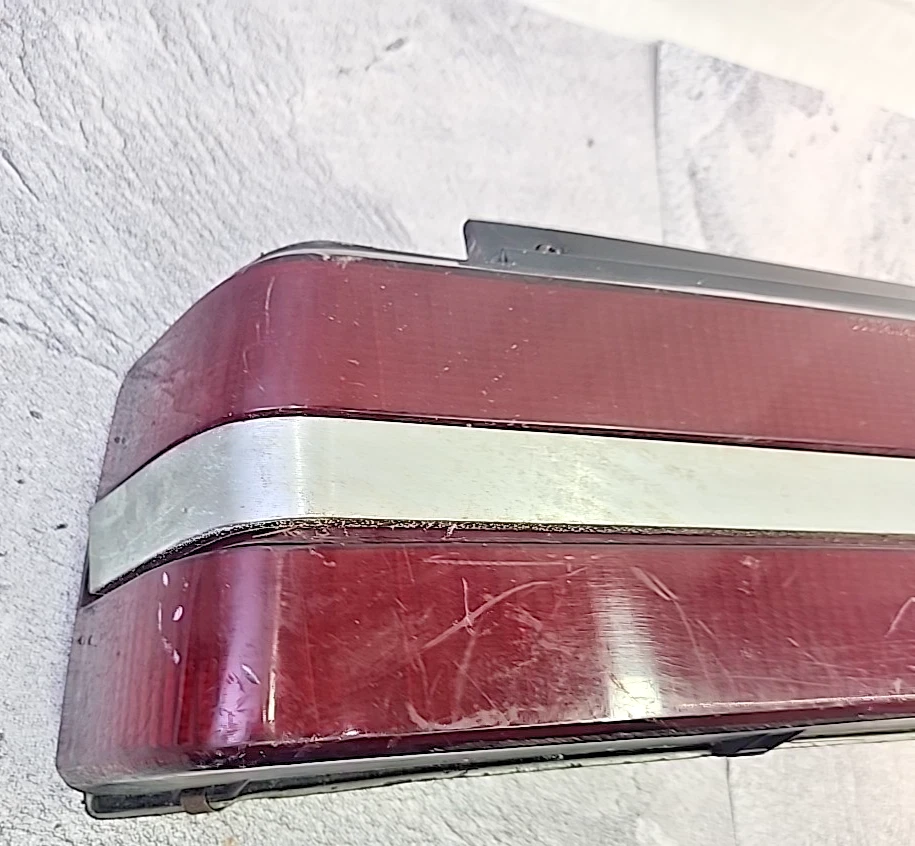 Conjunto de luz trasera izquierda izquierda GM 16507667 1987-1989 Buick Skyhawk OEM usada Foto 2 de 4