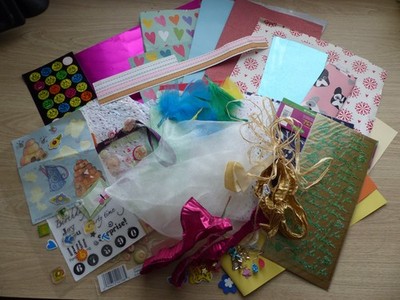 Scrapbooking Bastel Konvolut Papiere Bänder Sticker Federn Verzierungen gemischt