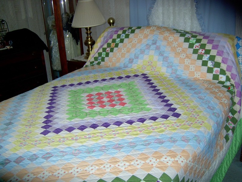 Vintage Amish Hand Made King/Queen Trip Around the World Quilt 114 W x 109 L