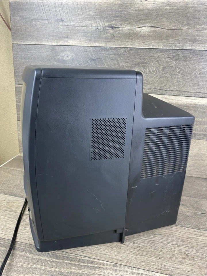 Sharp Retro Gaming 13in TV/VHS Combo 13VT-H60 ⚠️Broken VHS doesn’t Work ⚠️ - Image 4 of 4