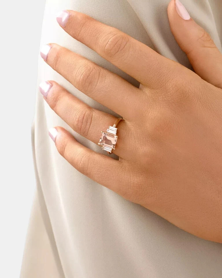 Anillo de boda de tres piedras de morganita creado en laboratorio de esmeralda de 4 quilates enchapado en oro rosa de 14 quilates Foto 4 de 4