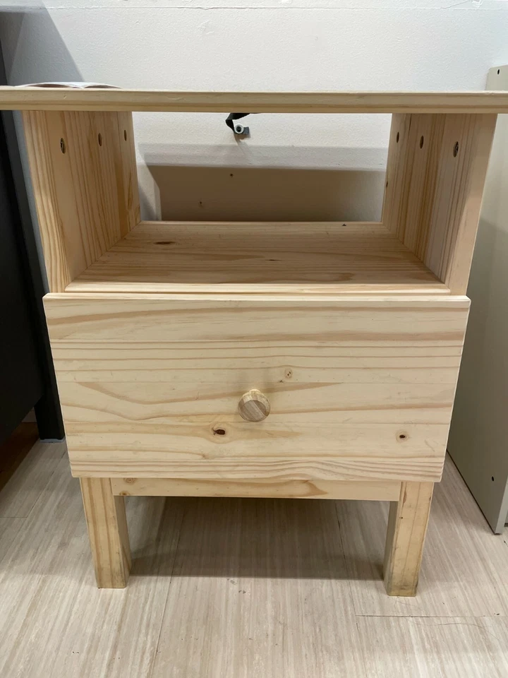 Mesita de noche Ikea TARVA, pino 18 7/8x24 3/8" - NUEVA Foto 2 de 3