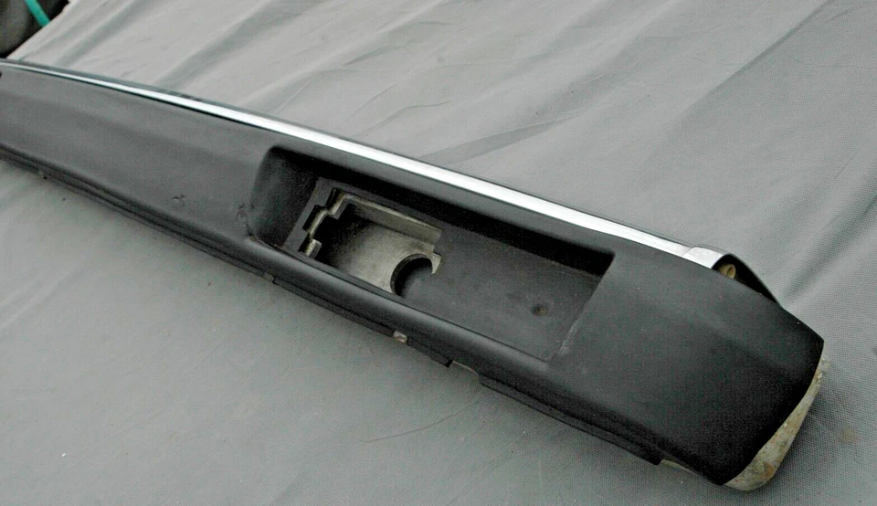 1988-1991 Jaguar XJ6 /VDP/ XJ12 Rear Center Bumper w/Chrome Trim OEM Jaguar - Image 2 of 4