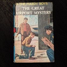 09 The Great Airport Mystery (1965-YN):  Vintage Hardy Boys Book Blue-Back