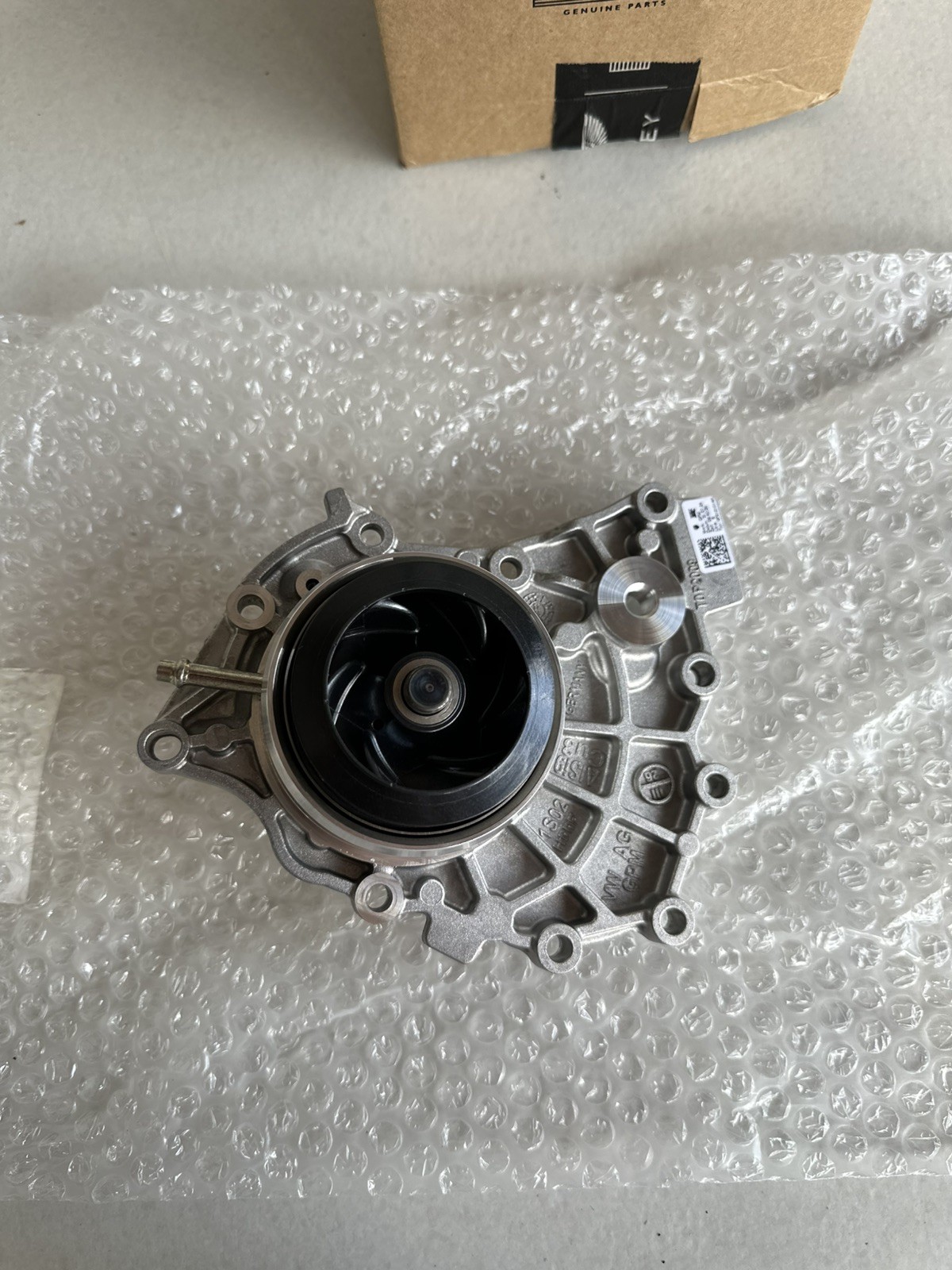 Bentley 0P2121014H is a primary engine water pump designed for high-performance