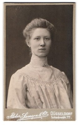 Fotografie Samson & Co., Düsseldorf, Schadowstr. 77, Junge Dame in hübscher Kle 