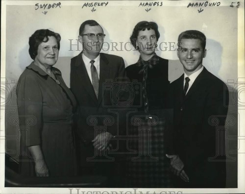 1959 Press Photo Dr. William Moseley with officers of Spanish teachers chapter