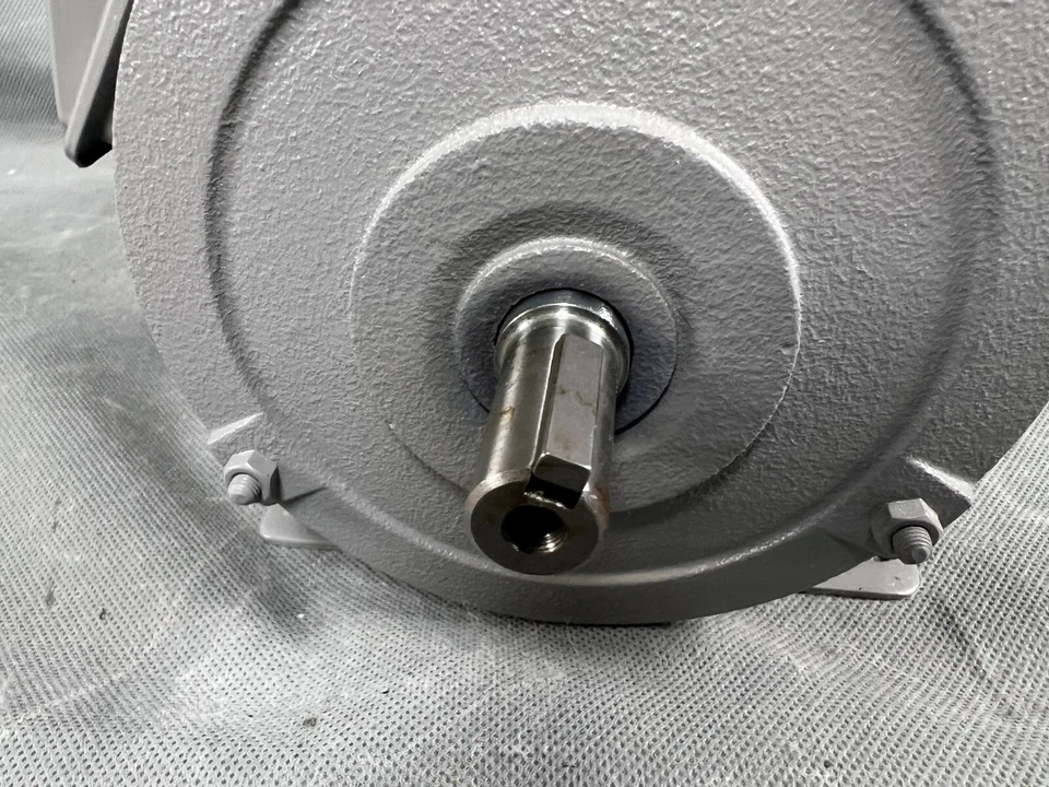 Hitachi D162373, Motor de inducción trifásico, 0,4 kW, 4 polos, 200/220 V, 50-60HZ Foto 4 de 4