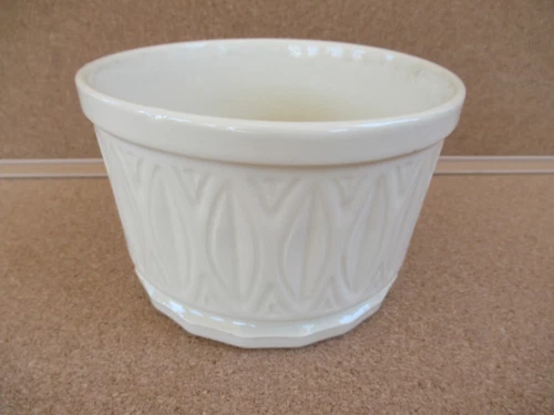 VTG McCoy USA Pottery: 4"H x 5-1/2"W Ivory-Colored Planter #395, Pristine!