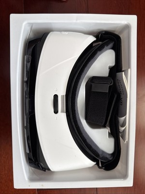 Samsung Gear VR Headset SM-R322 Frost White Powered by Oculus - OPEN BOX