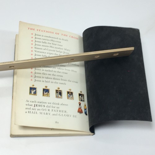 A Catholic Child's Missal and Prayer Book, Black PB January 1st 1959 Vintage - Bild 12 von 17