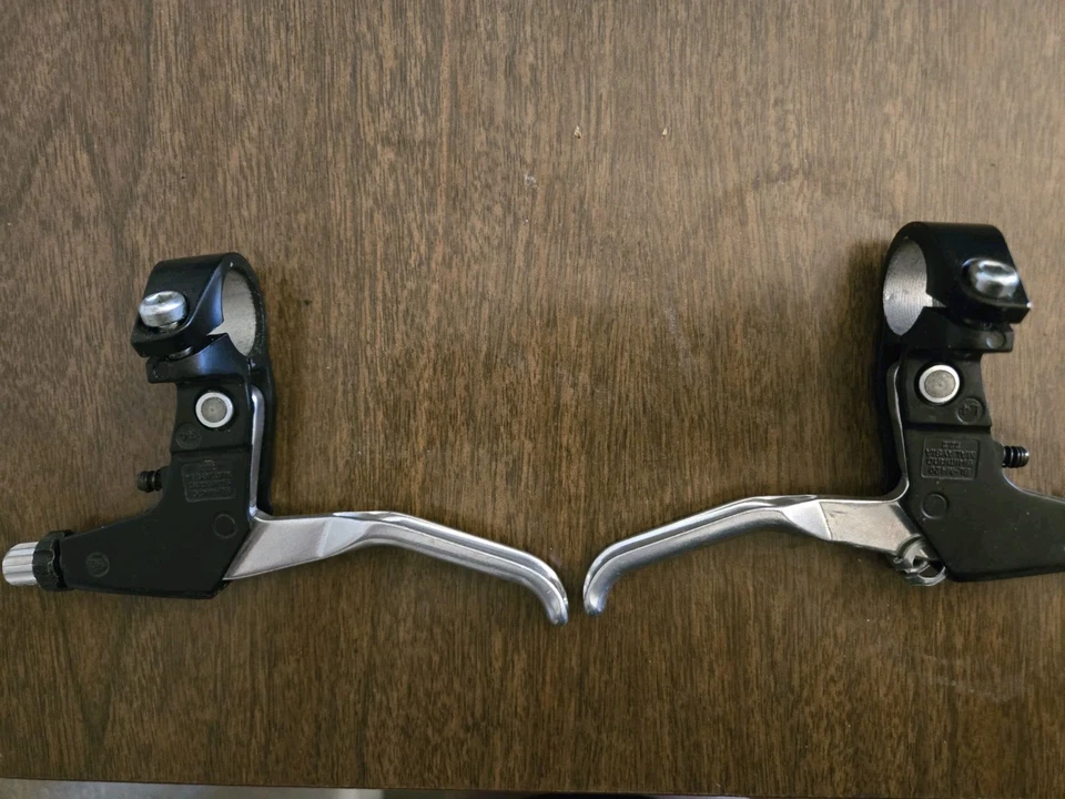 Juego de palancas de freno Shimano BL-M421 V-Brake izquierda y derecha plateadas/negras Foto 4 de 4