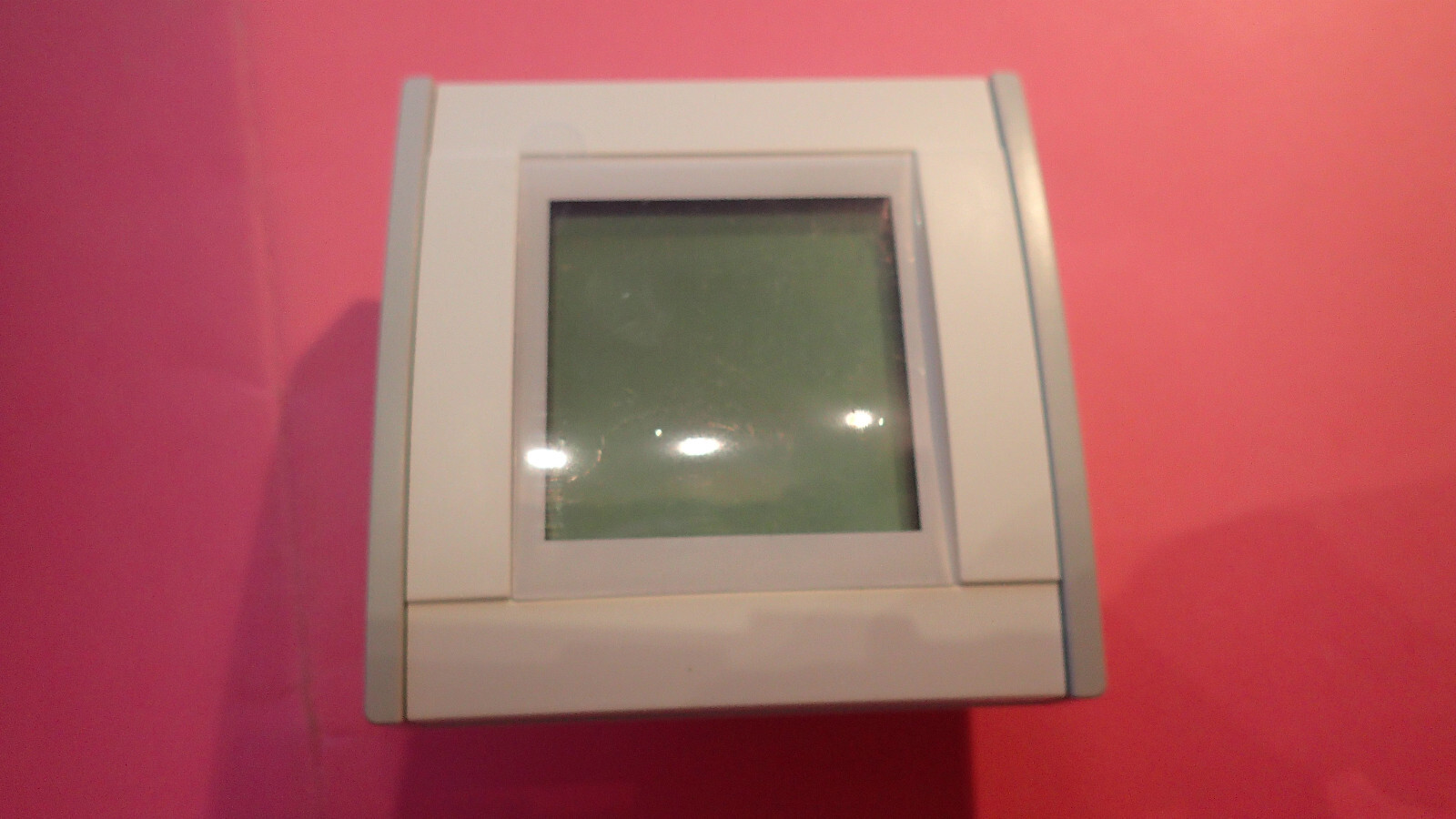 Controleur KNX Hager TX450A blanc pour resoudre les ecarts de temperature de votre domotique