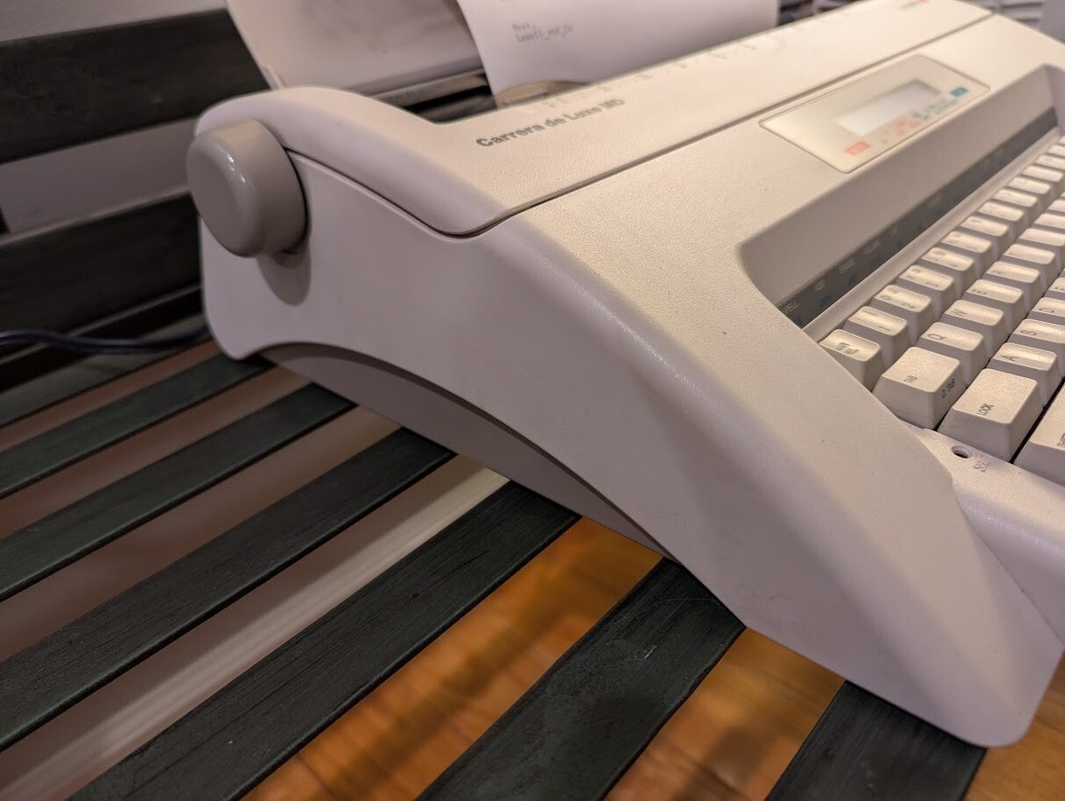 Macchina Da Scrivere Elettronica Olympia Carrera - Bianca, Tastiera Tedesca, Stile Retro - Foto 9