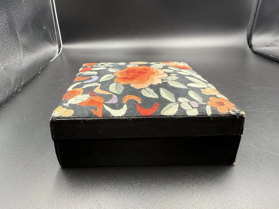 Joyero o baratija vintage de tela floral bordada Foto 4 de 4