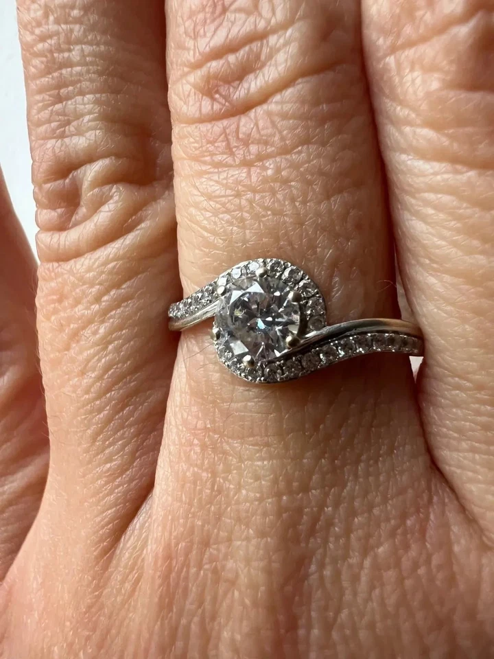 9ct White Gold Ring Cubic Zirconia Stones Full UK Hallmark Ring Size O 1/2 - Image 2 of 4