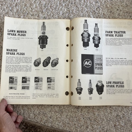 VINTAGE 1971 GM AC DELCO DEALERSHIP SPARK PLUGS for many different engines - Picture 3 of 16