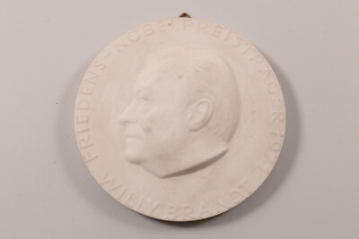 KPM Berlin Plakette Medaillon Willy Brandt weiß rund Ø8cm J. Henke 1971