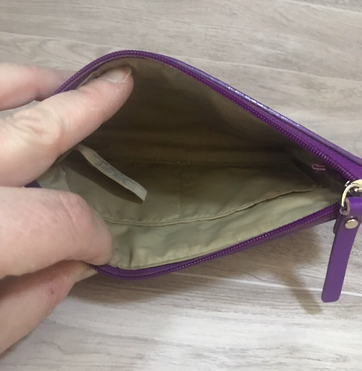 Pochette Kate Spade piccola vernice viola con zip "Camelia Street" New York