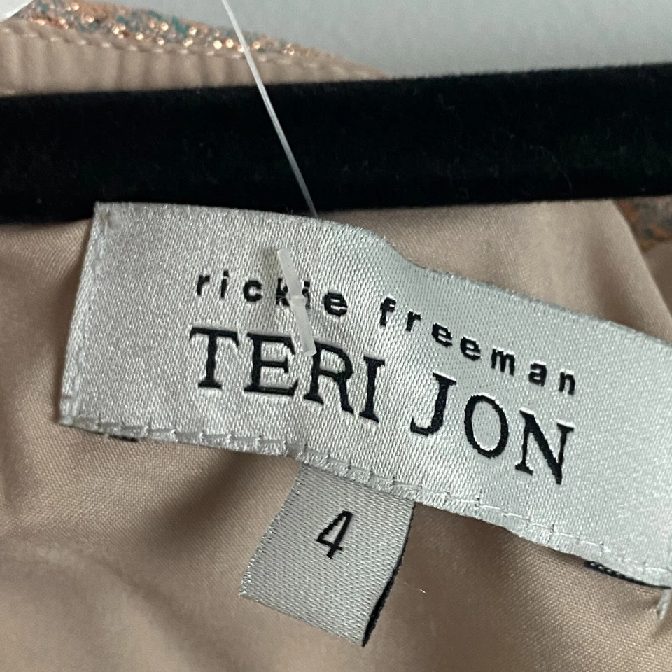 Vestido Teri Jon by Rickie Freeman Hombro Descubierto Talla 4 Oro Rosa Metálico Foto 4 de 4