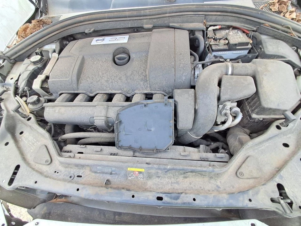 (LOCAL PICKUP ONLY) Rear Bumper XC60 Dual Exhaust Cutouts Fits 09-13 VOLVO 60 SE - Image 4 of 4