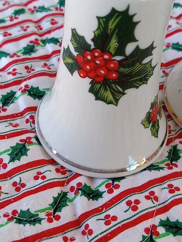 Vintage Lefton Salt and Pepper Shakers Porcelain Christmas Pattern 7955 - Picture 7 of 11