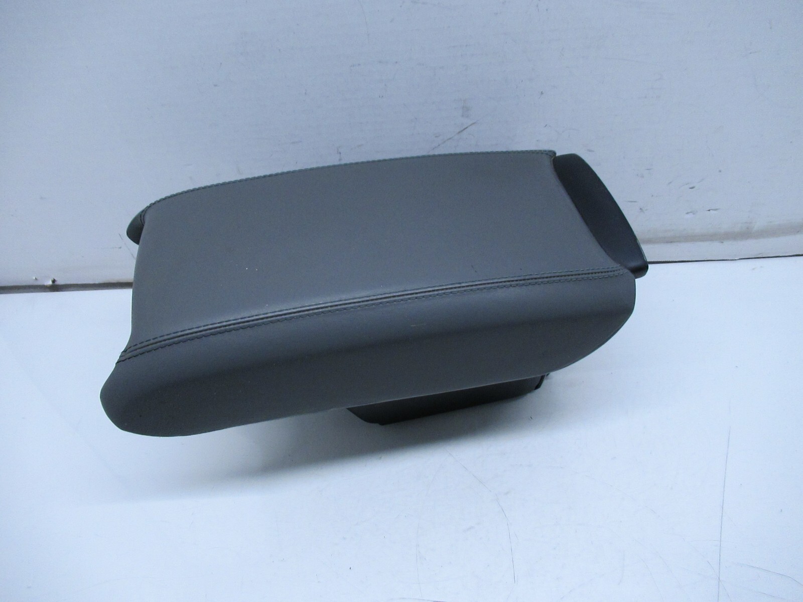 04-08 MASERATI QUATTROPORTE CENTER CONSOLE ARMREST ARM REST OEM